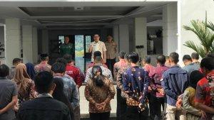 Bupati-Kolaka-Timur-Abdul-Azis-saat-memimpin-apel-pagi.jpg