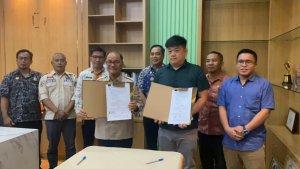 Bupati-Konawe-Selatan-Surunuddin-Dangga-taken-MoU-bersama-PT-Karya-Alam-Perdana.jpg