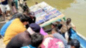 Detik-detik-Jenazah-Wanita-di-Konawe-Selatan-Dievakuasi-ke-RS-Bhayangkara-Kendari-Pakai-Perahu-Kayu.jpg