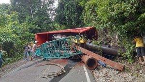 Detik-detik-Kecelakaan-Truk-Terbalik-di-Jalan-Pendakian-Tamborasi-Kolaka-Sulawesi-Tenggara.jpg
