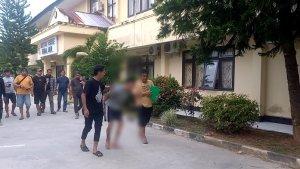 Detik-detik-Pelaku-Penikaman-Aipda-Fajar-Iwu-Tiba-di-Polda-Sulawesi-Tenggara-Tangan-Terborgol.jpg