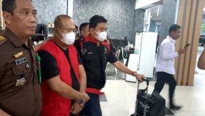 Dirut-PT-LAM-Tersangka-Kasus-Penjualan-Ore-Nikel-Antam-Tiba-di-Kendari-Langsung-Ditahan-di-Rutan.jpg
