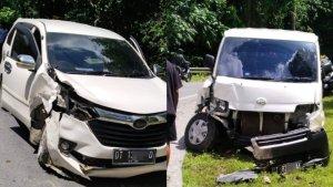 Dua-Mobil-Putih-Saling-Tubruk-di-Warangga-Sulawesi-Tenggara-Kondisi-Ringsek-Parah.jpg