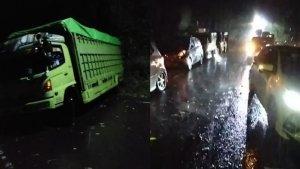 Dua-Truk-Gagal-Menanjak-di-Tikungan-Letter-S-Kolaka-Utara-Sulawesi-Tenggara-Akses-Jalan-Lumpuh.jpg