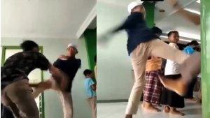 Dua-anak-laki-laki-berkelahi-saat-teman-teman-lainnya-sedang-shalat-di-masjid.jpg