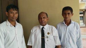 Dua-kuasa-hukum-mendampingi-masyarakat-Desa-Poaroha-Muna-laporkan-mantan-kades-ke-Polres.jpg