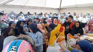 Emak-emak-di-Baubau-Sultra-Serbu-Gerakan-Pangan-Murah-Pasar-Wameo-1-Ton-Beras-Ludes-Dalam-15-Menit.jpg