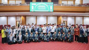 Foto-bersama-Gubernur-Sultra-Andi-Sumangerukka-dan-kafilah-Sultra-STQH-Nasional-ke-28-di-Kendari.jpg