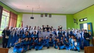 Foto-bersama-Hipmawangi-Makassar-bersama-siswa-SMA-1-Wangi-Wangi-Wakatobi-Sulawesi-Tenggara.jpg
