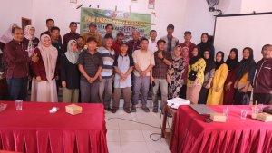 Foto-bersama-dosen-tim-Universitas-Sulawesi-Tenggara-dan-petani-sawit-di-Konawe-Selatan.jpg