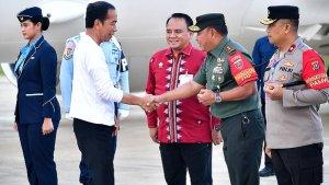 Gaya-Pj-Gubernur-Sulawesi-Tenggara-Andap-Budhi-Revianto-Sambut-Kedatangan-Presiden-Jokowi-di-Sultra.jpg