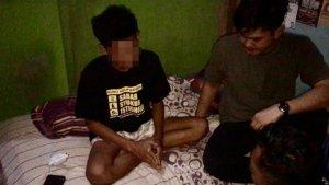 Gaya-pengedar-Sabu-di-Puuwatu-pakai-baju-Bertuliskan-kalimat-motivasi-diringkus-Polresta-Kendari.jpg