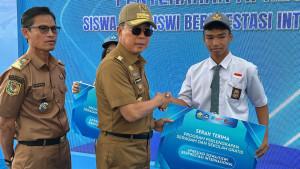 Gubernur-Sulawesi-Tenggara-Andi-Sumangerukka-serahkan-reward-ke-siswa-SMA-berprestasi.jpg