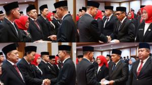 Gubernur-Sulawesi-Tenggara-Andi-Sumangerukka-serahkan-surat-plt-pejabat-Pemprov-Sultra.jpg