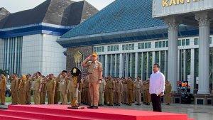Gubernur-Sulawesi-Tenggara-Sultra-Andi-Sumangerukka-saat-memimpin-apel-perdana.jpg