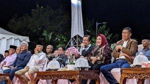 Gubernur-Sulawesi-Tenggara-dua-periode-Nur-Alam-didampingi-sang-istri-Tina-Nur-Alam.jpg