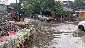 Hujan-Guyur-Baubau-Kurang-Lebih-Sejam-Sejumlah-Motor-Mogok-Lewati-Genangan-Air-di-Jembatan-Beli.jpg