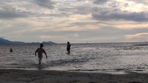 Intip-Keseruan-Warga-Bermain-Air-di-Pantai-Mandra-Kolaka-Sulawesi-Tenggara-saat-Akhir-Pekan.jpg