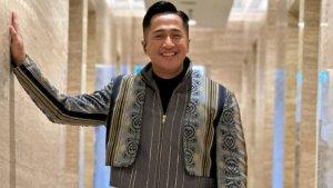 Irfan-Hakim-kenakan-kain-tenun-Konasara-Konawe-Utara-Sulawesi-Tenggara-rancangan-Defrico-Audy.jpg