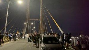 Jembatan-Teluk-Kendari-dipadati-warga-wanita-hilang.jpg