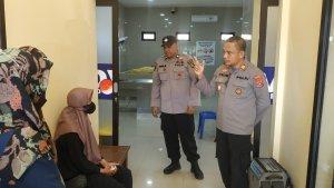 Kapolsek-Mandonga-AKP-Aslim-berbincang-kerabat-warga-Makassar-meninggal-di-Kendari-Sulawesi-Tenggara.jpg