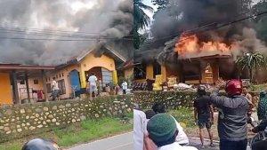 Kebakaran-Dua-Rumah-di-19-November-Wundulako-Kolaka-Sulawesi-Tenggara.jpg