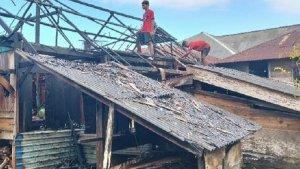 Kebakaran-Rumah-di-Konawe-Kepulauan-Sulawesi-Tenggara-Gegara-Lupa-Matikan-Api-Usai-Bakar-Kopra.jpg