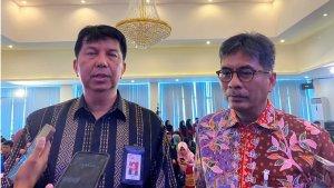Kepala-OJK-Regional-6-Sulawesi-Maluku-dan-Papua-Darwisman-dan-Kepala-OJK-Sultra-Arjaya-Dwi-Raya.jpg