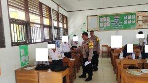 Kepolisian-Sektor-Mandonga-melakukan-razia-sajam-di-salah-satu-sekolah-menengah-pertama.jpg
