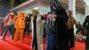 Keseruan-Gala-Dinner-Peserta-Jambore-Kader-PKK-Tingkat-Sultra-di-Konawe-Joget-Diiringi-Lagu-Daerah.jpg