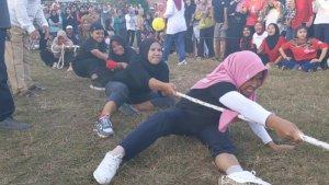 Keseruan-Ibu-ibu-Lomba-Tarik-Tambang-Peringati-HUT-ke-79-RI-di-Waruruma-Baubau-Sulawesi-Tenggara.jpg