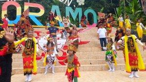 Keseruan-Menparekraf-Menari-Bersama-Warga-Desa-Sumber-Sari-di-Wisata-Air-Terjun-Moramo-Konsel-Sultra.jpg