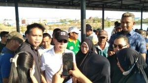 Ketua-Dewan-Pembina-ASR-Andi-Sumangerukka-foto-bersama-warga.jpg
