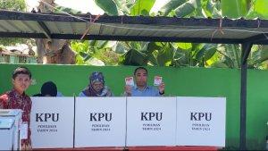 Kompak-Pakai-Baju-Biru-Andi-Sulolipu-Datang-Mencoblos-di-TPS-04-Wundudopi-Kendari-Bareng-Istri-Anak.jpg