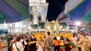 Kuil-Erawan-di-pusat-Kota-Bangkok.jpg