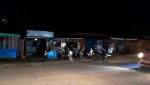 Lilin-di-Warung-Kaki-Lima-Ludes-Diburu-Pembeli-Gegara-Pemadaman-Listrik-di-Kendari-Sulawesi-Tenggara.jpg