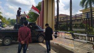 Mahasiswa-Demo-Polda-Sultra-di-Kendari-Gegara-Dugaan-Penimbunan-BBM-di-SPBU-Konda-Konawe-Selatan.jpg