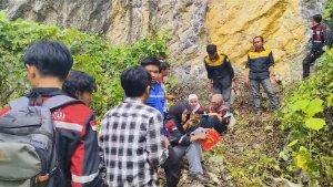 Mahasiswa-UM-Kendari-dan-Siswa-SMKS-Pertambangan-Nur-Watukila-Konawe-Utara-Temukan-Peridotit.jpg