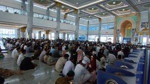 Masjid-Al-Alam-Kendari-Sultra-Dipadati-Ribuan-Jemaah-Salat-Idulfitri-2024-Pesan-Khatib-Kamaruddin.jpg