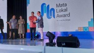 Menparekraf-Sandiaga-Uno-menerima-Mata-Lokal-Award-dari-Tribun-Network-H-Ciptyantoro.jpg