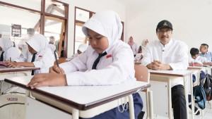 Mensos-Pastikan-Ada-Tunjangan-Penghasilan-Guru-dan-Kepsek-Sekolah-Rakyat.jpg