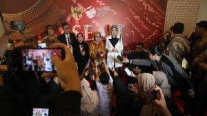 Menteri-Sosial-Tri-Rismaharini-di-sela-sela-agenda-di-Fourpoints.jpg