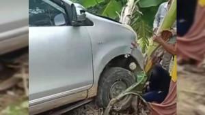 Mobil-Seruduk-Pohon-Pisang-Warga-di-Desa-Matarawa-Muna-Kecelakaan-Tunggal.jpg