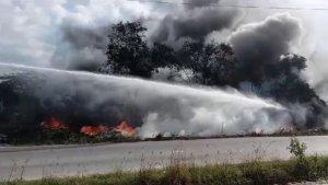 Mobil-Water-Cannon-Brimob-Polda-Sultra-Diturunkan-Padamkan-Kebakaran-Lahan-di-Ranomeeto-Konsel.jpg