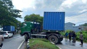 Mobil-kontainer-dengan-nomor-L-8565-UF-menabrak-trotoar-jalan.jpg