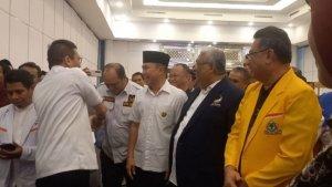 Momen-Akrab-Ketua-Parpol-di-Sultra-Saat-Deklarasi-Damai-Pemilu-2024-Digelar-Polda-Sulawesi-Tenggara.jpg