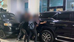 Momen-Pendemo-Dorong-Mobil-Dinas-Pj-Wali-Kota-Kendari-hingga-Polisi-Hentikan-Aksi-Bakar-Ban-Bekas.jpg