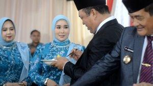 Momen-Romantis-Ruksamin-Abu-Haera-dan-Safruddin-Suapi-Istri-pada-HUT-ke-25-DWP-Konawe-Utara-Sultra.jpg