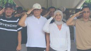 Momen-Wali-Kota-Baubau-Terpilih-Yusran-dan-Hamsinah-Gladi-Pelantikan-di-Jakarta-Kompak-Baju-Putih.jpg