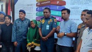 Oknum-Petugas-KSOP-berdamai-dengan-pedagang-di-pelabuhan-yang-ditendang-dagangannya.jpg